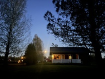 Saunala rakennus kuun loisteessa