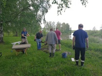 9.6.2019 nuotiopaikan alustaa tekemässä