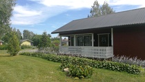 Alueen Saunala-rakennus, jossa tupakeittiö, sauna ja wc. Saunalan kulmalla vesipiste.